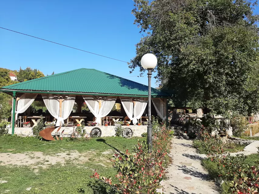 Etno restoran sa ribnjakom i bungalovima Andrijevica Crna Gora (2).jpg
