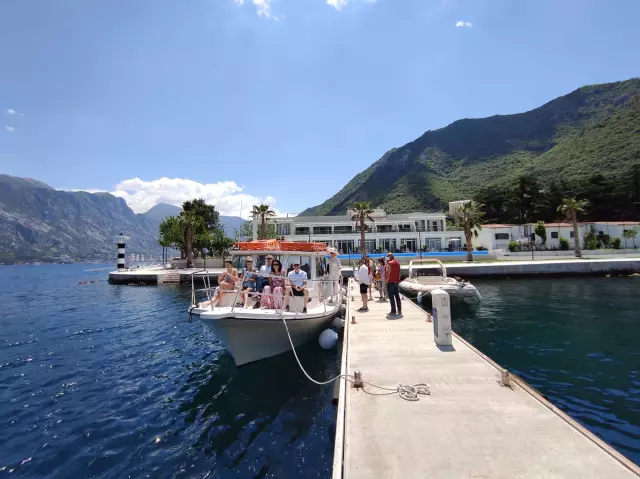 Prevoz turista izletnika po Bokokotorskom zalivu Kotor 5.jpg