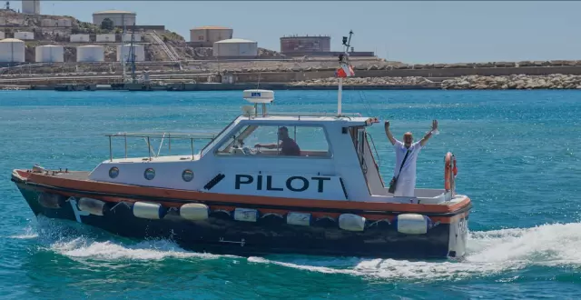 Tug service Bar 2.jpg